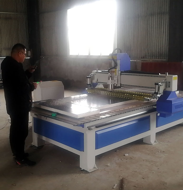 山東冠縣客戶采購(gòu)木工雕刻機(jī)