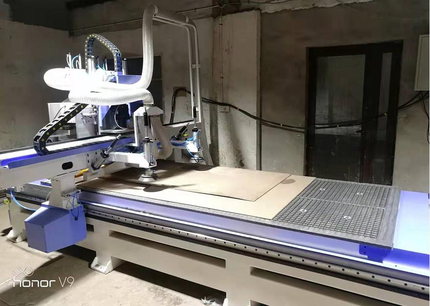 南京1325三工序帶鋸片開料機(圖3) 南京1325三工序帶鋸片開料機(圖3)