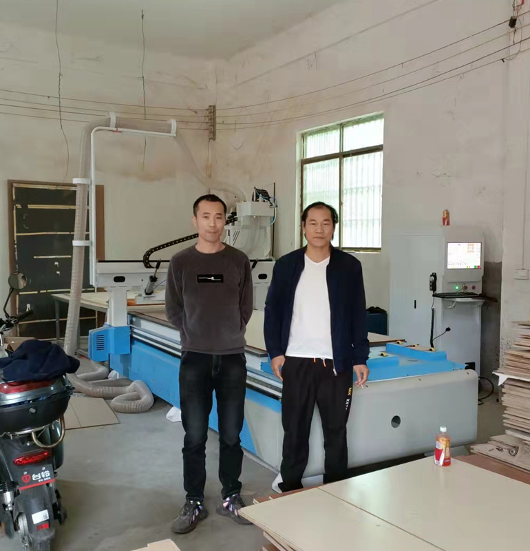 海南1330直排數(shù)控加工中心開料機(jī)(圖1) 海南1330直排數(shù)控加工中心開料機(jī)(圖1)