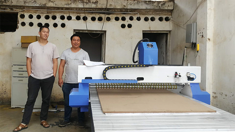 云南1325木工數(shù)控雕刻機(jī)帶壓桿(圖1) 云南1325木工數(shù)控雕刻機(jī)帶壓桿(圖1)