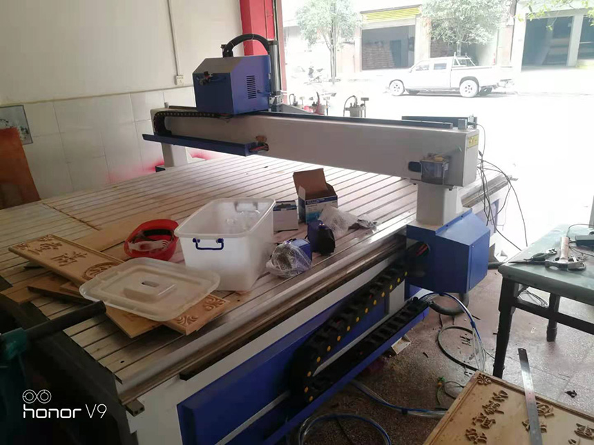 貴州福泉1825一拖六木工雕刻機(jī)(圖5) 貴州福泉1825一拖六木工雕刻機(jī)(圖5)